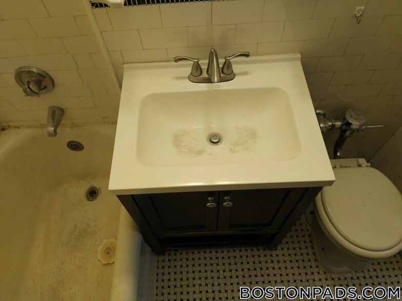 Building Photo - 349 Pleasant St