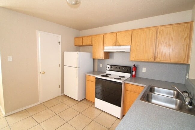Building Photo - Convenience!