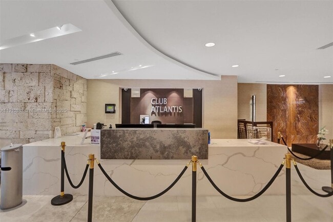 Building Photo - 2555 Collins Ave