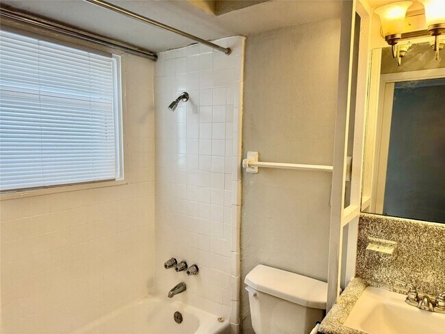 Building Photo - 1000 Heights Blvd