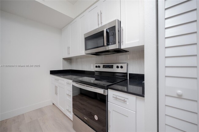 Building Photo - 2406 Centergate Dr