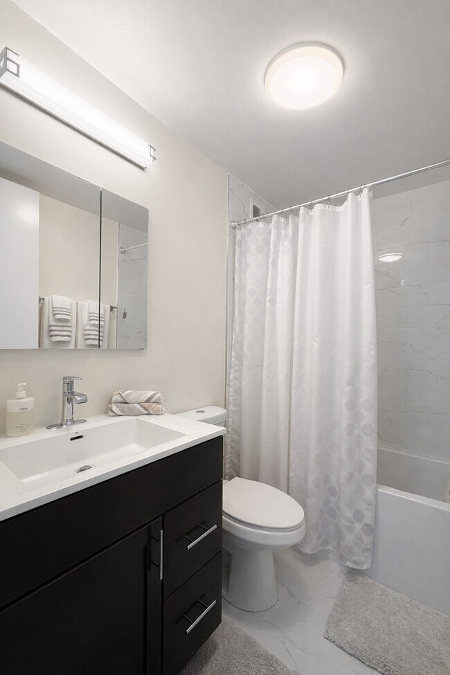 Building Photo - 2650 N Lakeview Ave