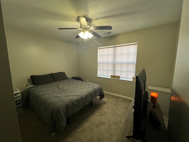 Building Photo - Beautiful 2 Bedroom 2 1/2 bath townhouse with fenced in back yard. Minutes away from Camp Lejeune...