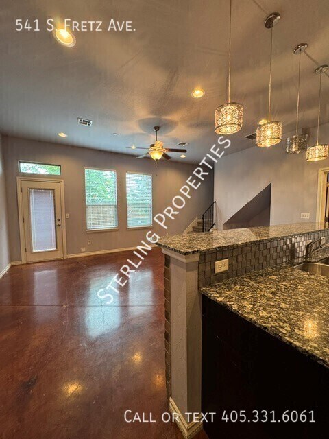 Building Photo - 541 S Fretz Ave