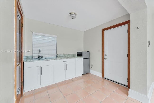 Building Photo - 1514 Capri St