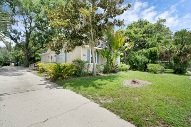 Building Photo - Quaint 2/1 home with plenty of yard, deck ...