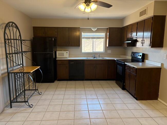 Building Photo - Great Property with a HUGE backyard in Tempe!