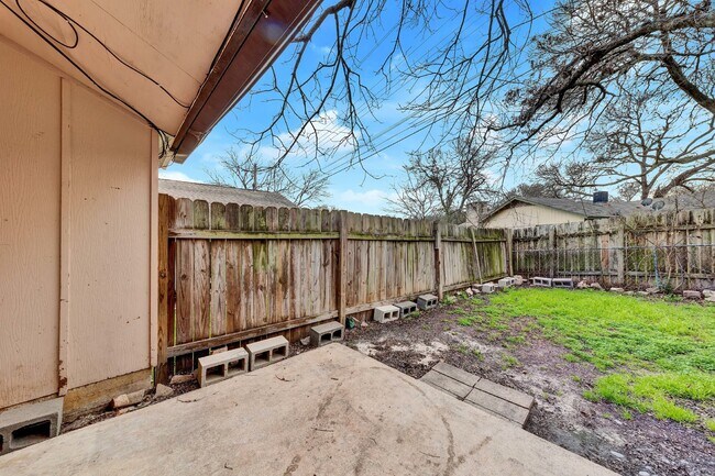 Building Photo - "Charming 2 Bed Apartment in Austin, TX wi...