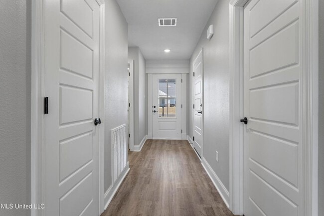 Building Photo - 3 Bed / 2 Bath Home – Modern Finishes & Convenient Location