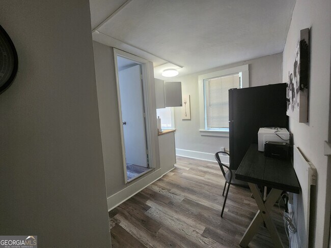 Building Photo - 917 Oakview Ave