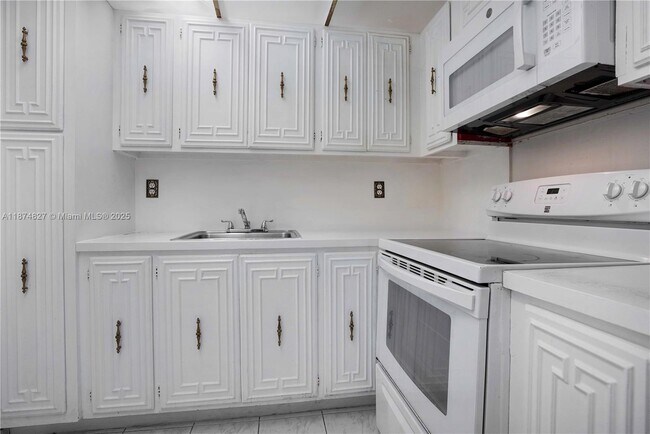 Building Photo - 7925 Carlyle Ave
