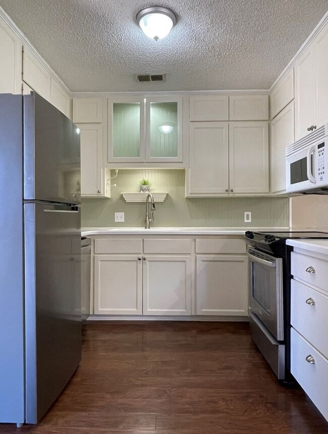 Building Photo - Beautiful 3 bedroom 2 bath home close to S...