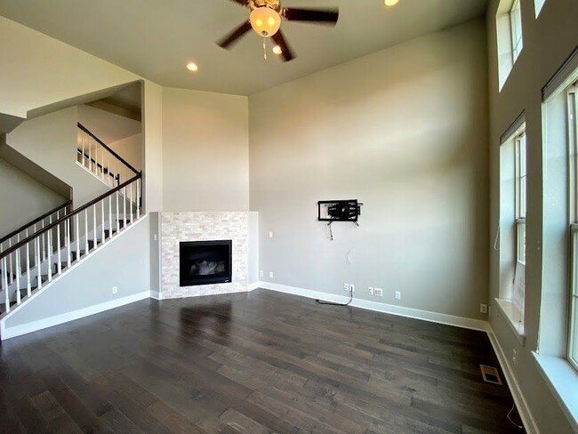 Building Photo - 5447 Valentia St