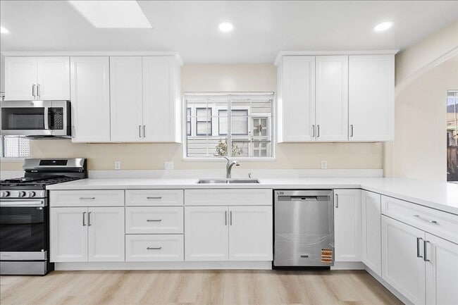 Building Photo - 2208 Buena Vista Ave