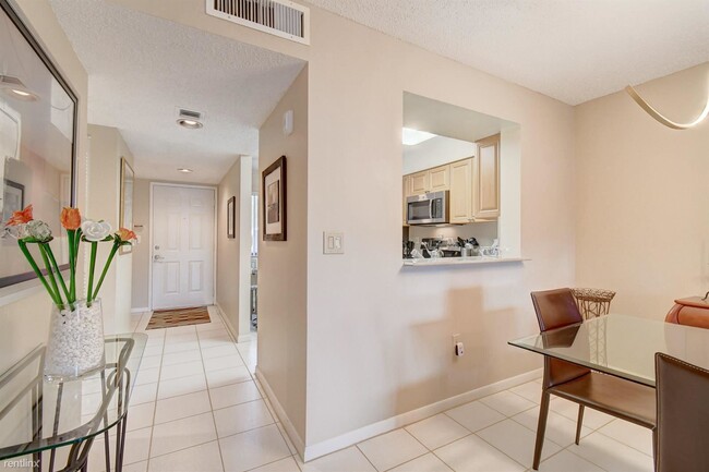 Building Photo - 2 br, 2 bath Condo - 6093 Pointe Regal Cir...