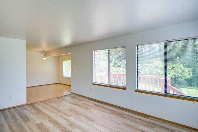 Building Photo - For Lease Edmonds - 900 Sq. Ft Two bed-One/Bath Duplex