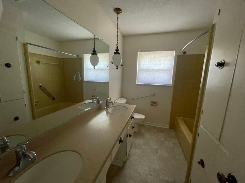 Building Photo - 213 E Pecan Rd