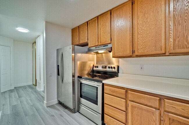 Building Photo - 2 bed 2 bath condo