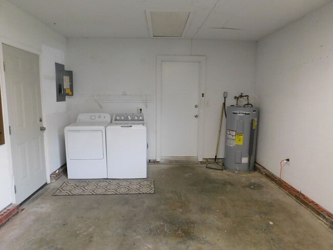 Building Photo - Quaint Family Home