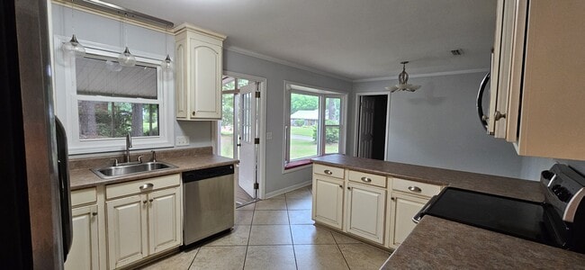 Building Photo - 1117 Appian Way