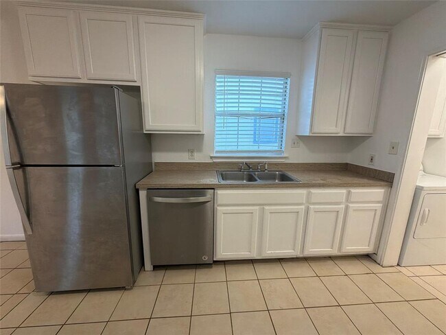 Building Photo - 103 N Mockingbird Cir