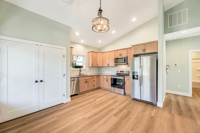 Building Photo - 515 Harrison Ave