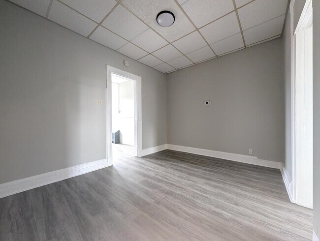 Building Photo - 146 Hopkins Ave