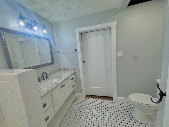 Building Photo - 702 Marion St