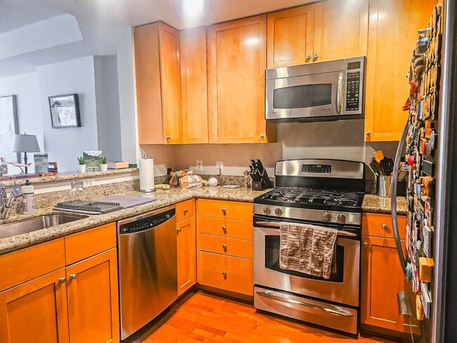 Building Photo - Modern and Sun-filled 1 Bed 1 Bath Condo I...