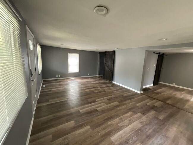 Building Photo - 2 bedroom with amazing yard!