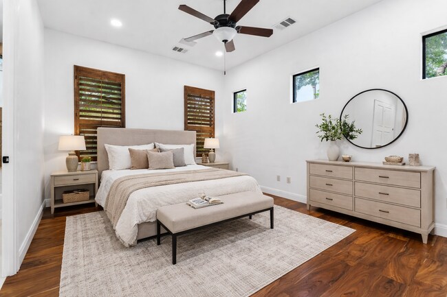 Building Photo - Elevated Executive Living in Lake Forest