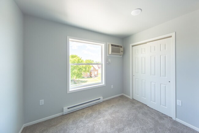Building Photo - 1701 Dakota Dr N