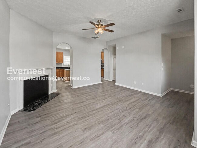 Building Photo - 4 Bed, 2 Bath Home with Garage / Pet-Friendly / Available Now!