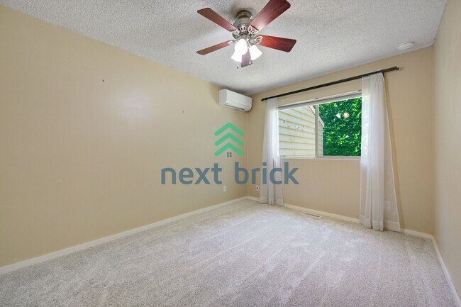 Building Photo - Expansive 4-Bedroom Sammamish Residence w/ Private Guest Suite & Included internet and landscaping.