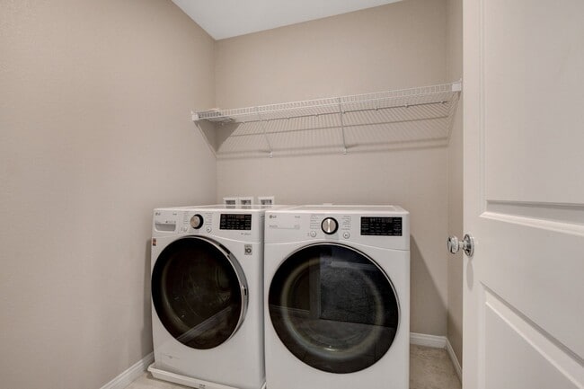 Building Photo - Gorgeous 4 Bedroom, 2 Story Home in SW/Mou...