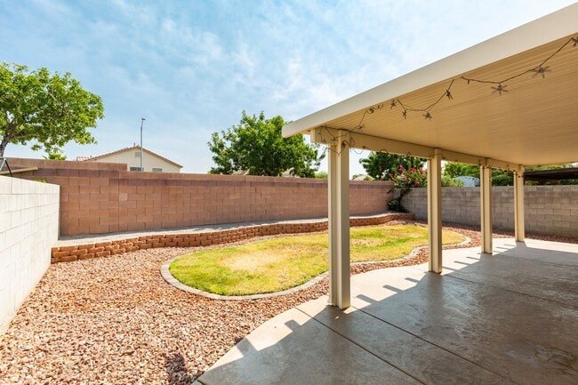 Building Photo - Single story 3 bedroom home in a lovely NW community