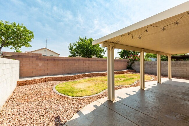 Building Photo - Single story 3 bedroom home in a lovely NW...