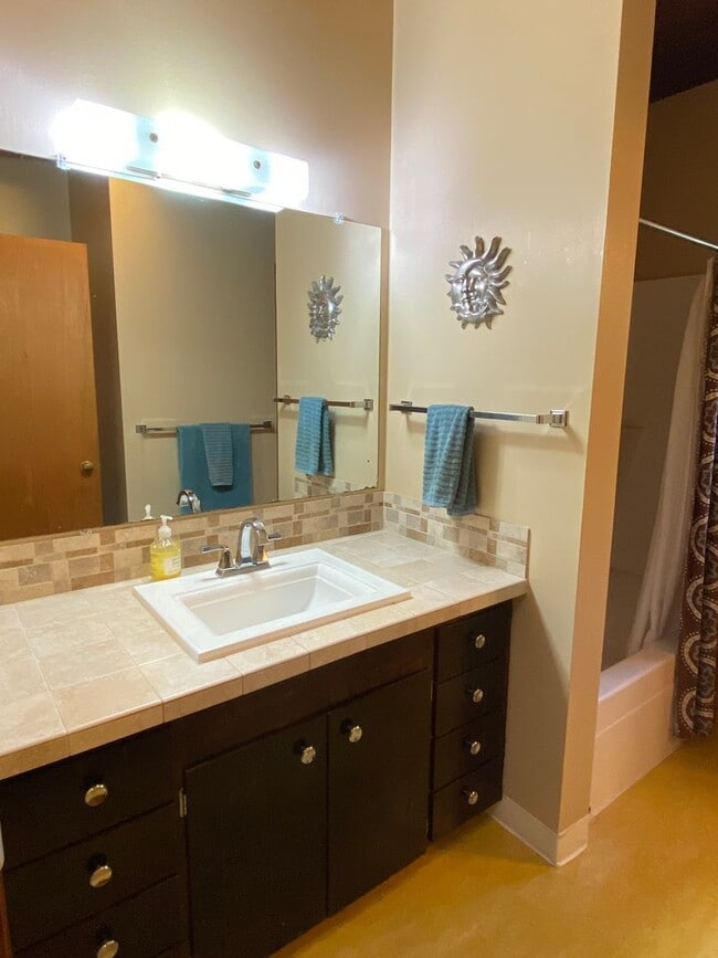 Building Photo - ALL UTILITIES INCLUDED! ~ 3 Bedroom 1 Bath
