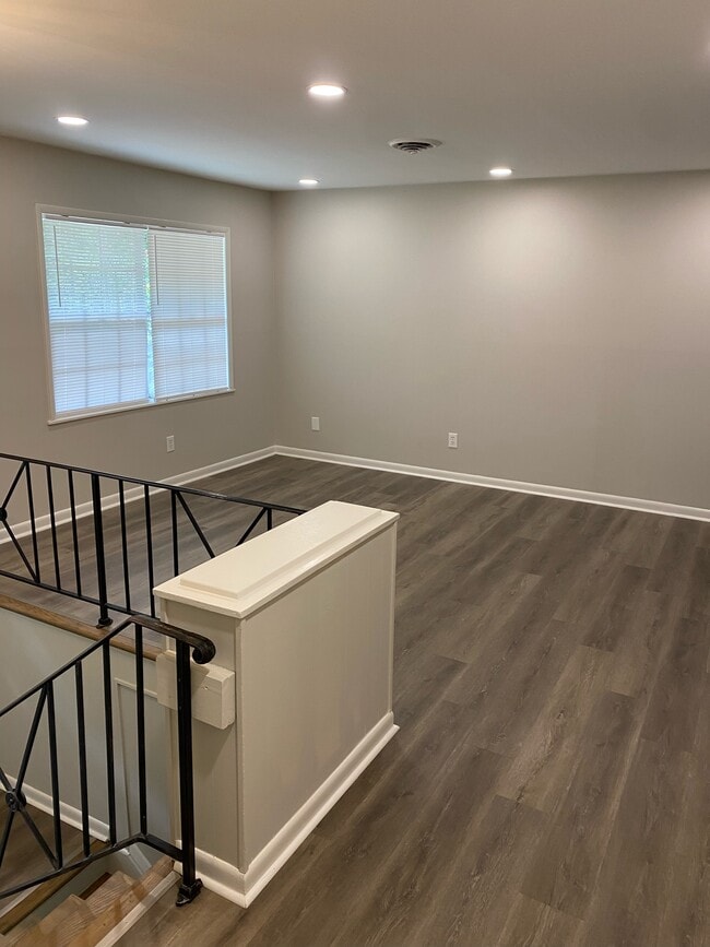 Building Photo - 2467 Carolyn Dr