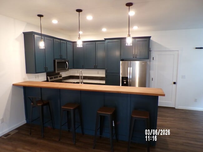 Building Photo - Newly remodeled Meadows Townhome