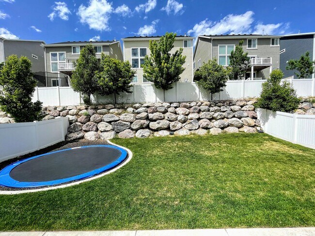 Building Photo - 616 W 4050 N