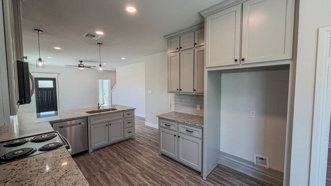 Building Photo - 5950 Hereford Dr