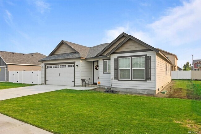 Building Photo - 3 bedroom, 2 bath house with garage