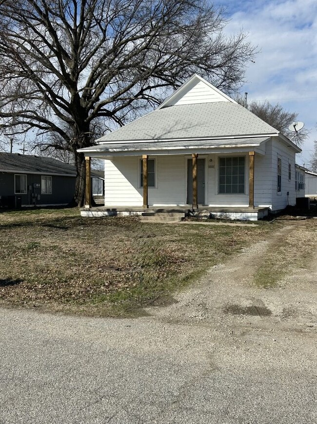 Building Photo - 1007 E Madison St