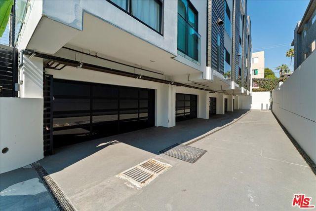Building Photo - 1410 1/2 North Poinsettia Place, Los Angel...