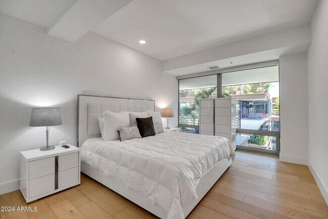Building Photo - 7117 E Rancho Vista Dr