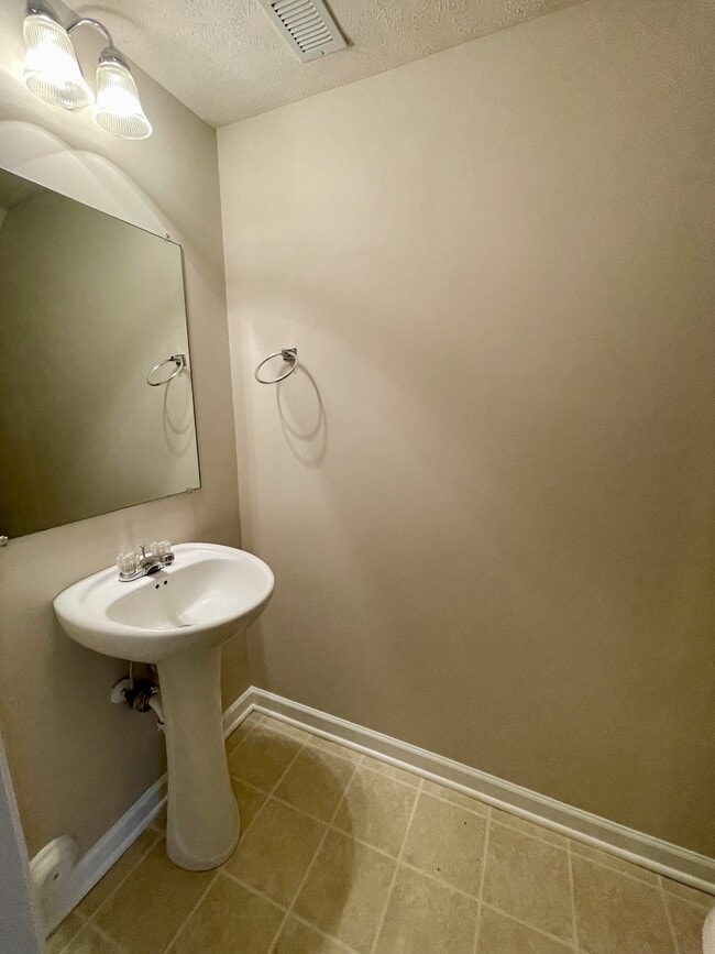 Building Photo - 125 Primrose Ln