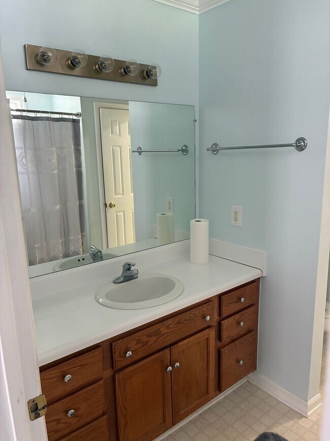 Building Photo - 3 Bed 2 Bath Newport Home Available now