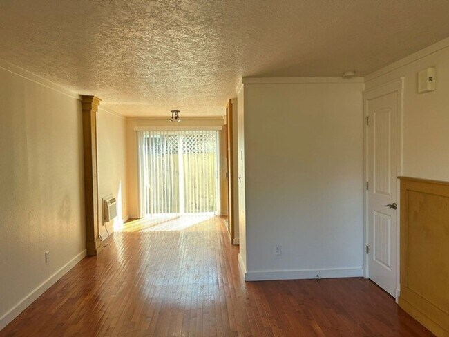 Building Photo - 1288 E Santiam St