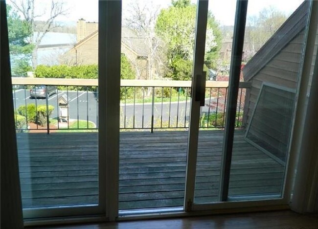 Glass slider to deck - 1408 Eagle Bay Dr